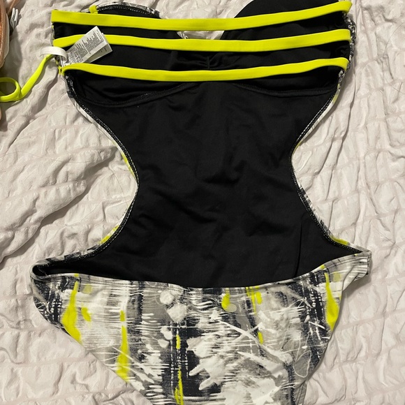 One piece from F21 - Picture 2 of 3